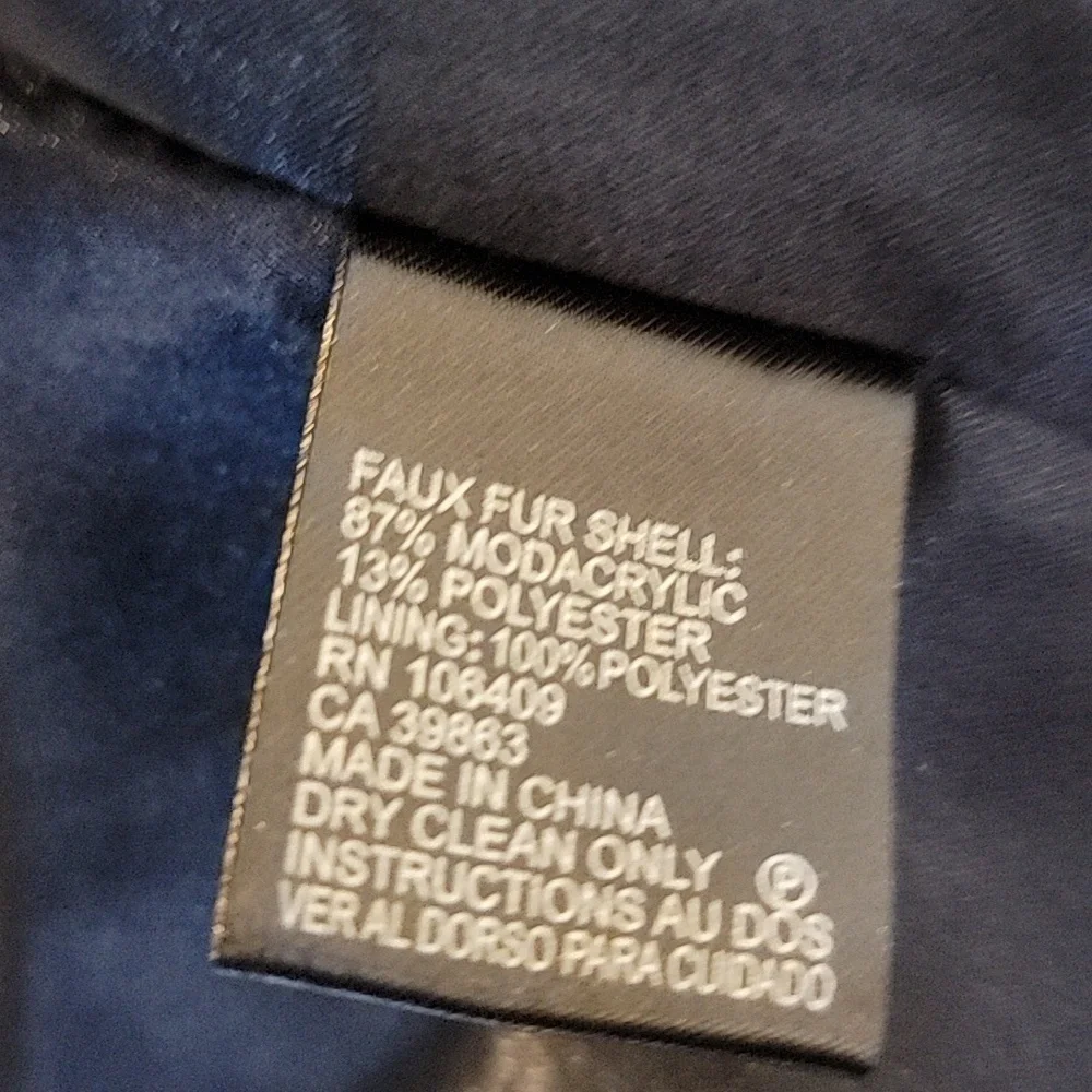 Tahari-Navy faux fur vest, collared Size Large  NWT. - Picture 6 of 9